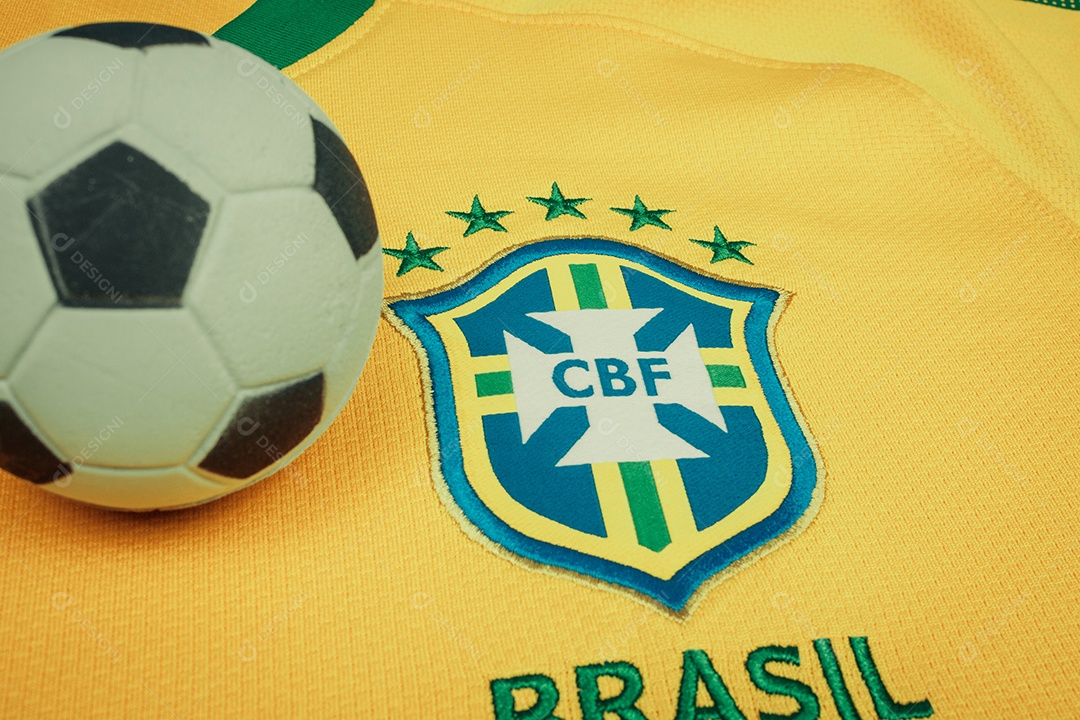 O símbolo nacional ou logotipo do time de futebol brasileiro chamado CBF e bola de futebol. Futebol Imagem Editorial.