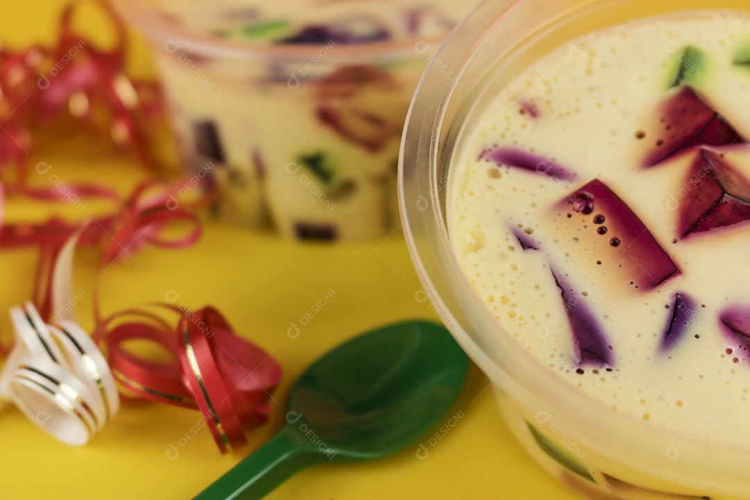 Doce de geleia famoso brasileiro. Gelatina colorida sobre fundo amarelo.