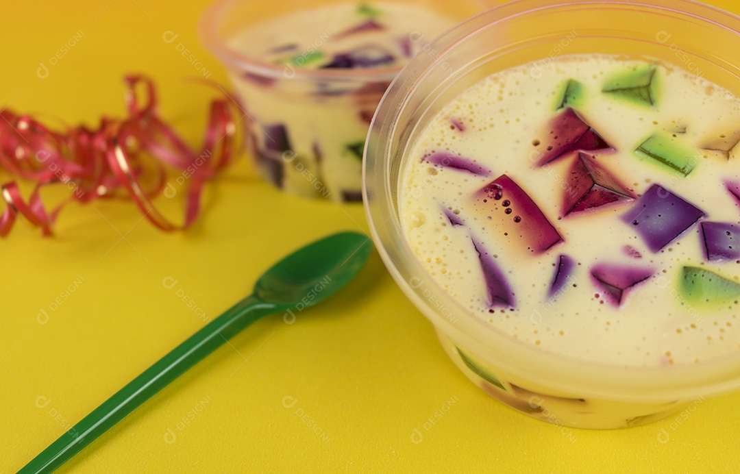 Doce de geleia famoso brasileiro. Gelatina colorida sobre fundo amarelo.