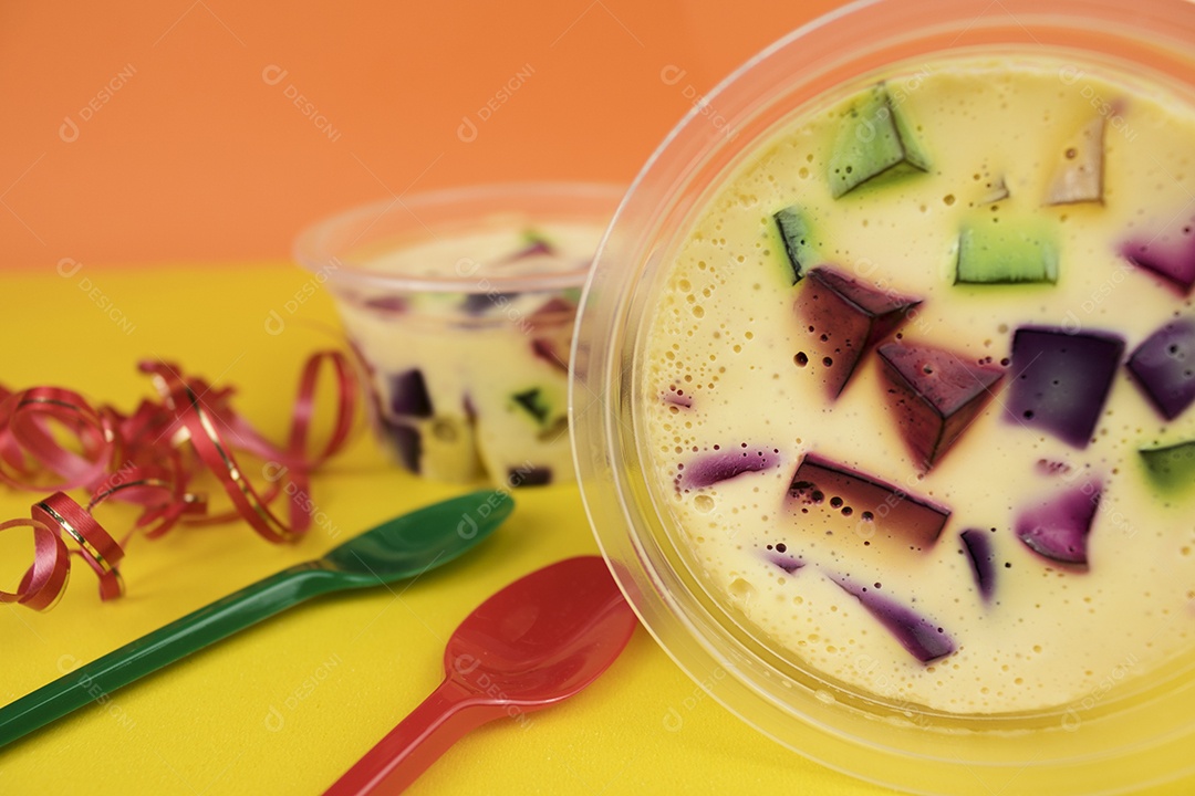 Doce de geleia famoso brasileiro. Gelatina colorida sobre fundo amarelo.