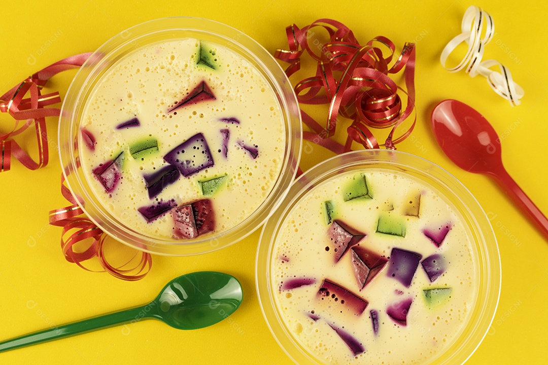 Doce de geleia famoso brasileiro. Gelatina colorida sobre fundo amarelo.