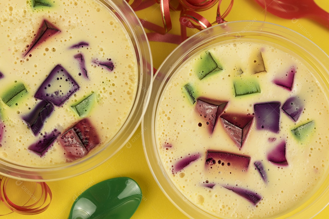 Doce de geleia famoso brasileiro. Gelatina colorida sobre fundo amarelo.