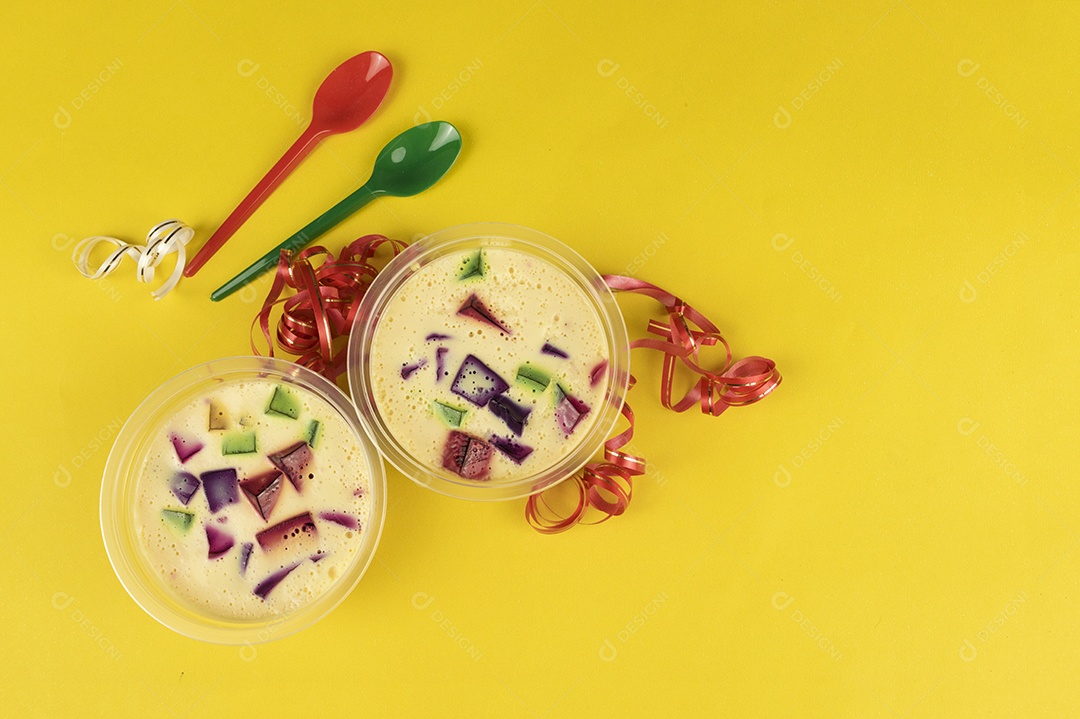 Doce de geleia famoso brasileiro. Gelatina colorida sobre fundo amarelo.