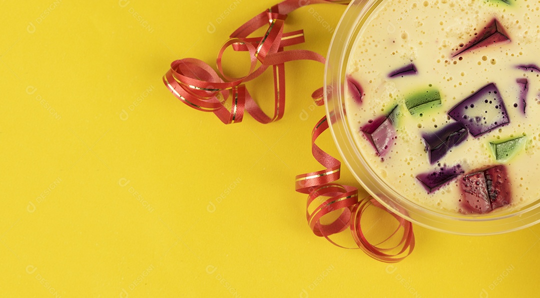 Doce de geleia famoso brasileiro. Gelatina colorida sobre fundo amarelo.
