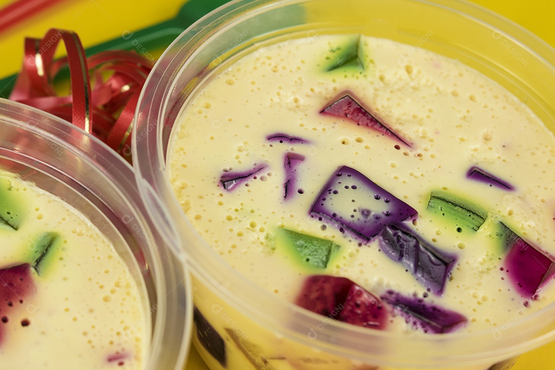 Doce de geleia famoso brasileiro. Gelatina colorida sobre fundo amarelo.