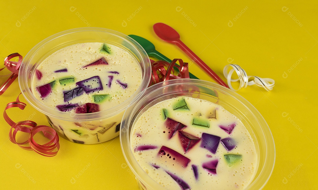Doce de geléia famoso brasileiro. Gelatina colorida sobre fundo amarelo.