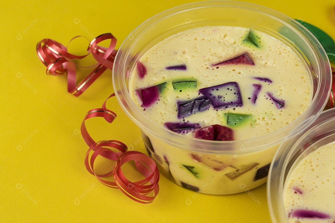 Doce de geleia famoso brasileiro. Gelatina colorida sobre fundo amarelo.
