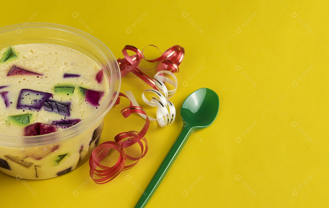 Doce de geleia famoso brasileiro. Gelatina colorida sobre fundo amarelo.