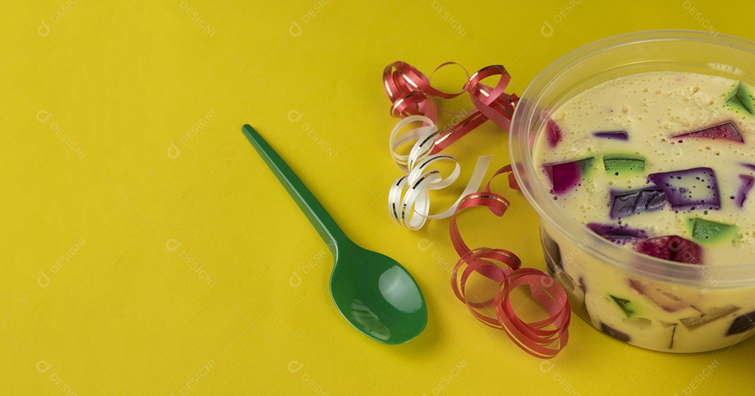 Doce de geleia famoso brasileiro. Gelatina colorida sobre fundo amarelo.