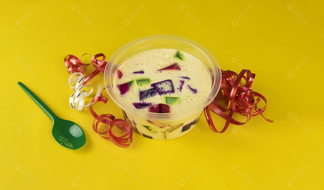 Doce de geléia famoso brasileiro. Gelatina colorida sobre fundo amarelo.