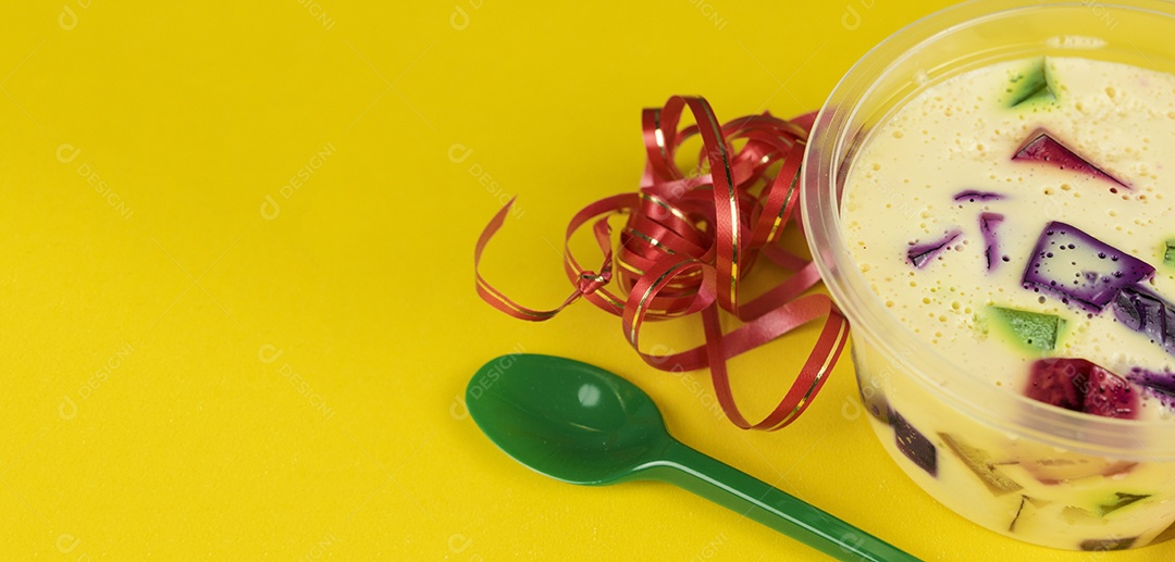 Doce de geleia famoso brasileiro. Gelatina colorida sobre fundo amarelo.