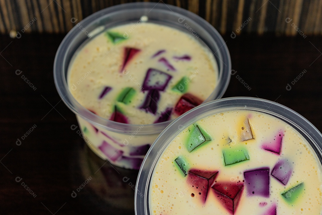 Geleia Colorida, famoso doce brasileiro. Gelatina colorida na mesa de madeira.