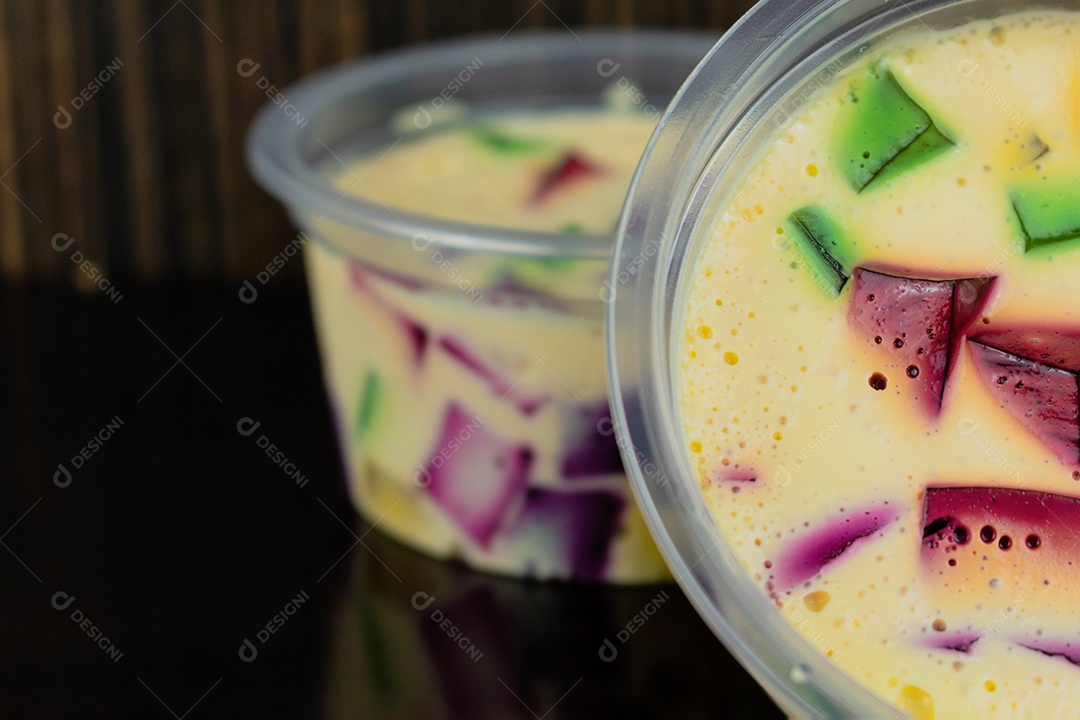 Geleia Colorida, famoso doce brasileiro. Gelatina colorida na mesa de madeira.