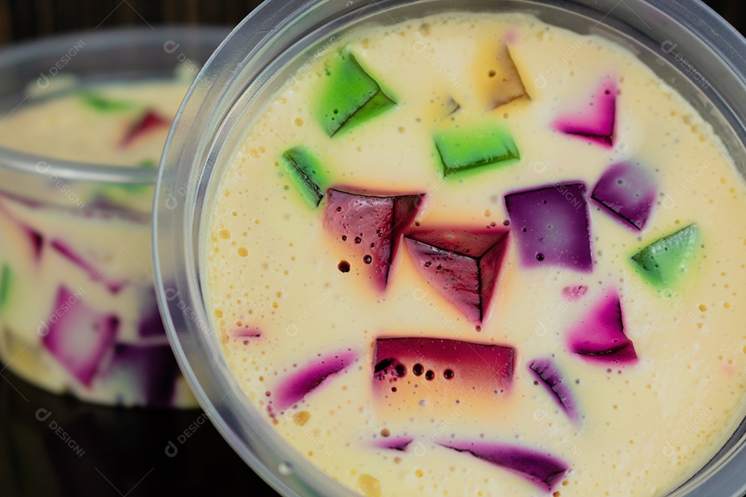 Geleia Colorida, famoso doce brasileiro. Gelatina colorida na mesa de madeira.
