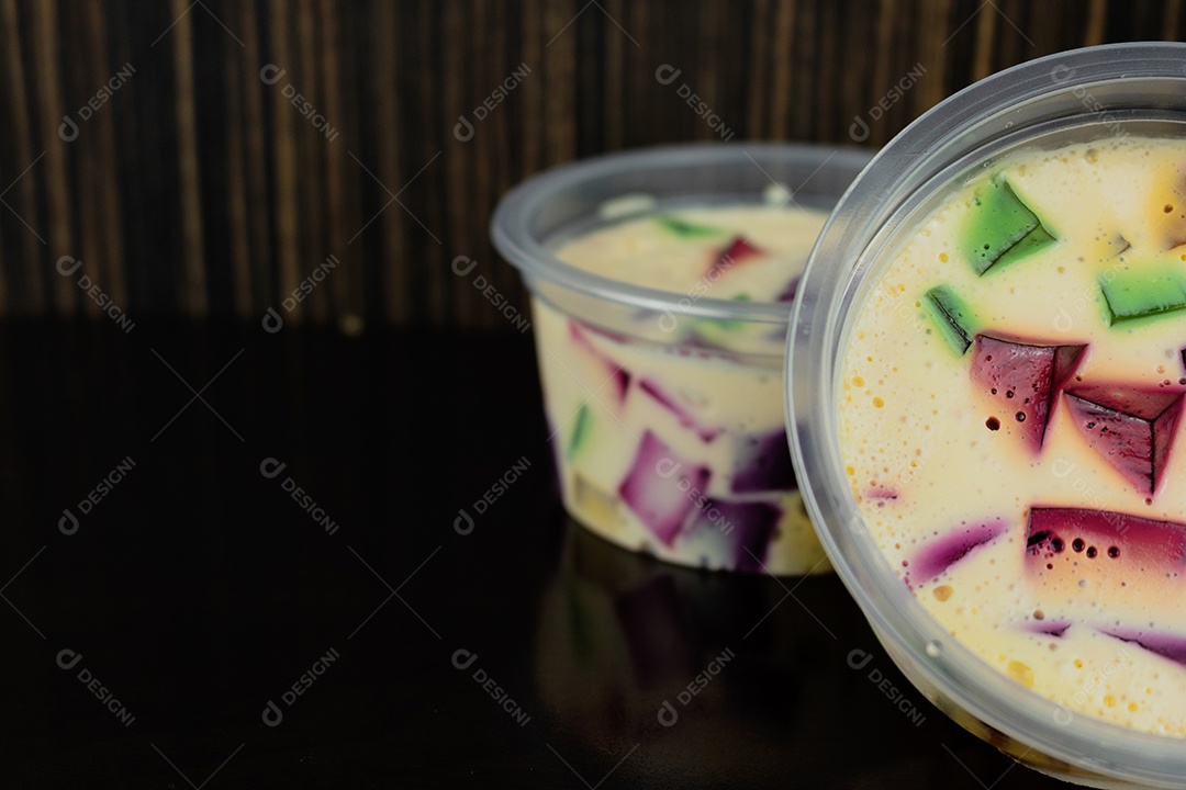 Geleia Colorida, famoso doce brasileiro. Gelatina colorida na mesa de madeira.