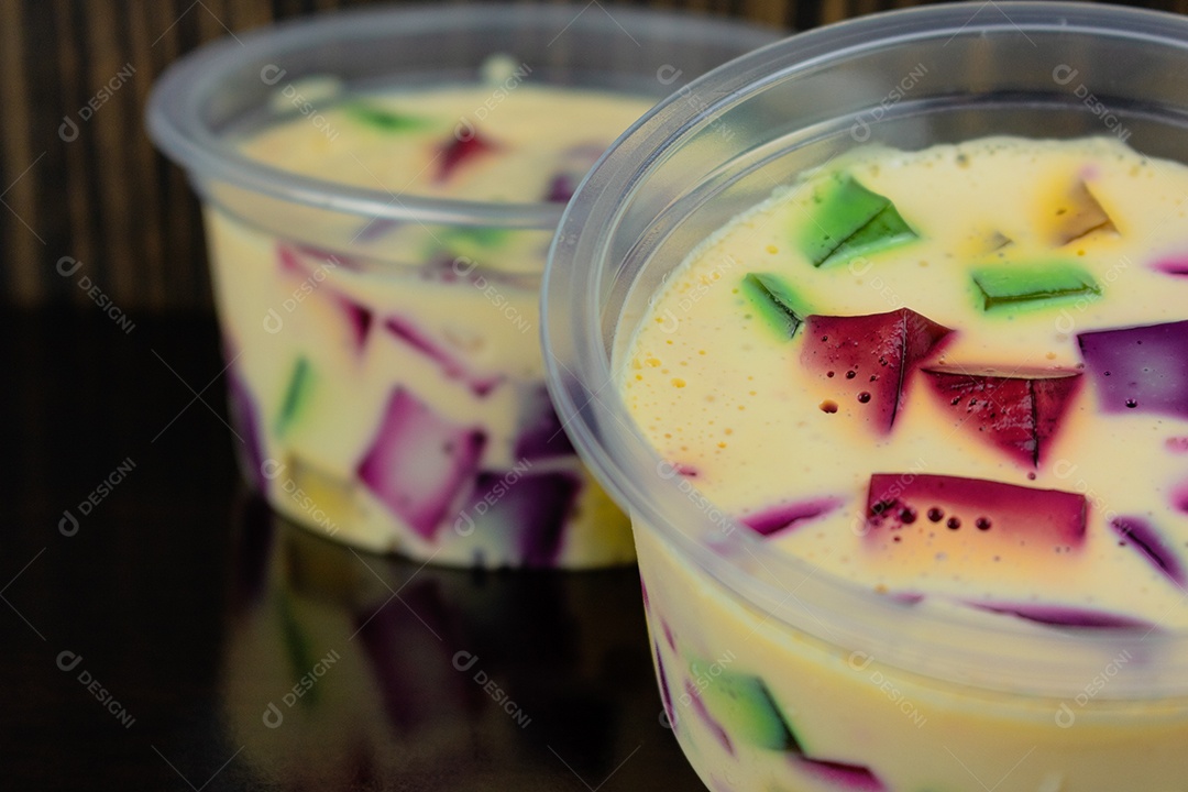 Geleia Colorida, famoso doce brasileiro. Gelatina colorida na mesa de madeira.