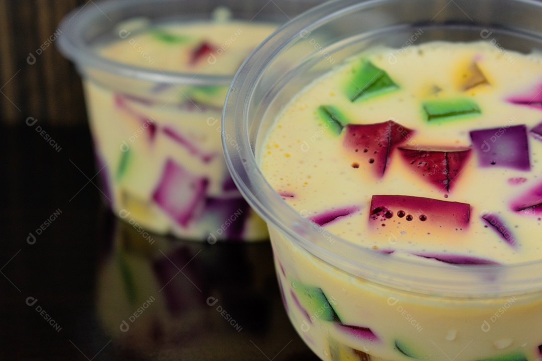 Geleia Colorida, famoso doce brasileiro. Gelatina colorida na mesa de madeira.