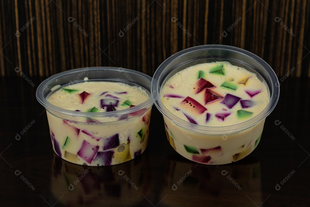 Geleia Colorida, famoso doce brasileiro. Gelatina colorida na mesa de madeira.