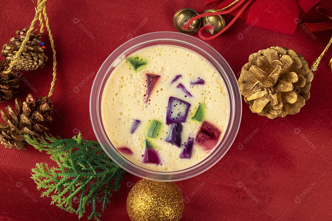 Doces coloridos de Natal brasileiro em cima da mesa na toalha de mesa vermelha. Geleia natalina, doce muito famoso no Brasil.