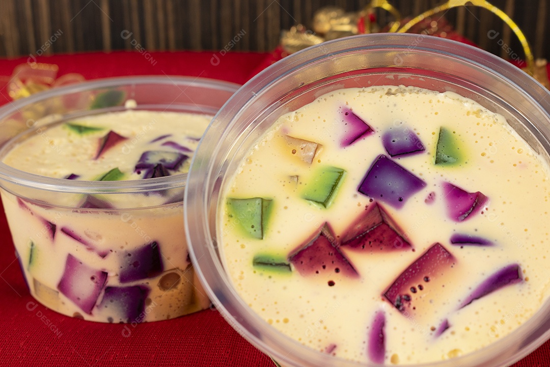 Doces coloridos de Natal brasileiro em cima da mesa na toalha de mesa vermelha. Geleia natalina, doce muito famoso no Brasil.