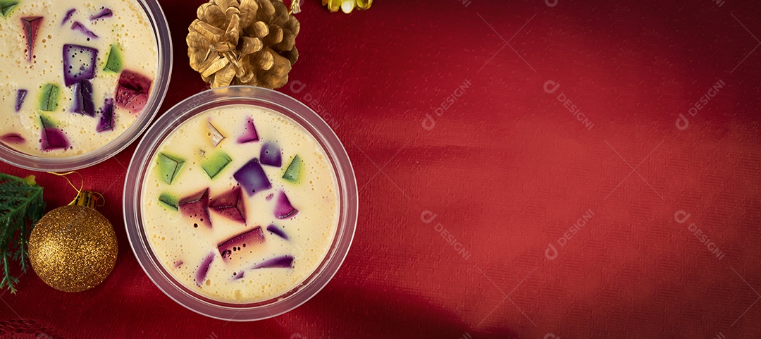 Doces coloridos de Natal brasileiro em cima da mesa na toalha de mesa vermelha. Geleia natalina, doce muito famoso no Brasil.