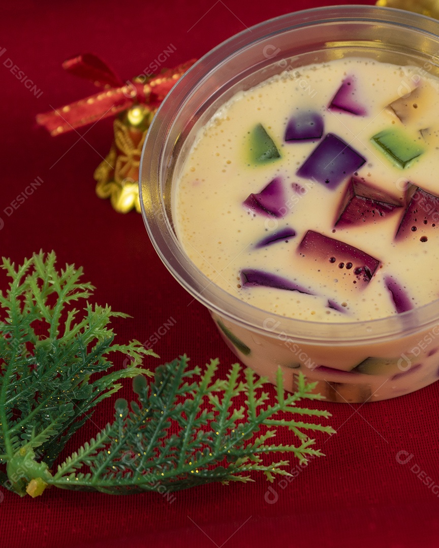 Doces coloridos de Natal brasileiro em cima da mesa na toalha de mesa vermelha. Geleia natalina, doce muito famoso no Brasil.