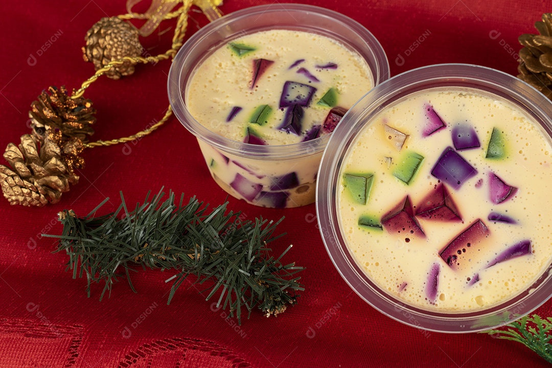 Doces coloridos de Natal brasileiro em cima da mesa na toalha de mesa vermelha. Geleia natalina, doce muito famoso no Brasil.