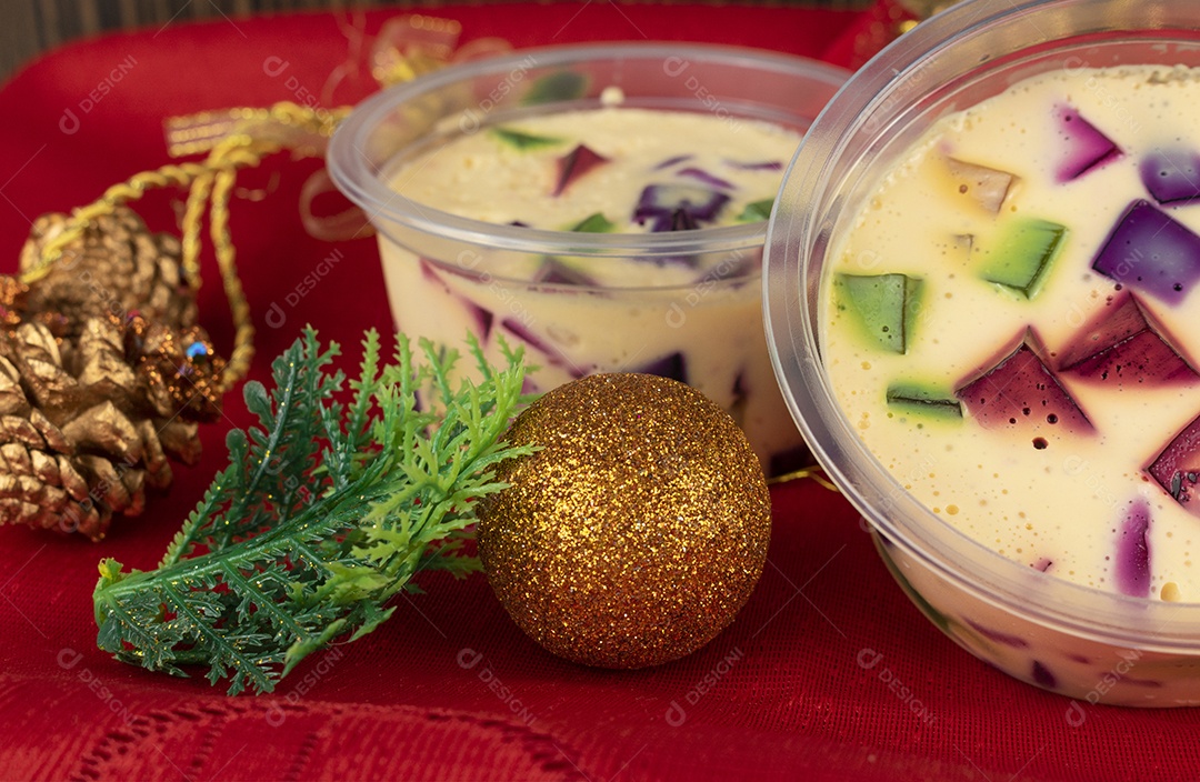 Doces coloridos de Natal brasileiro em cima da mesa na toalha de mesa vermelha. Geleia natalina, doce muito famoso no Brasil.