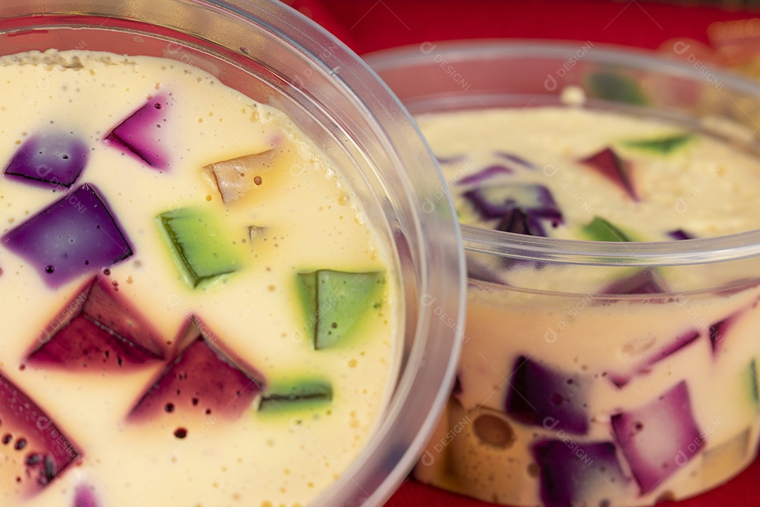 Doces coloridos de Natal brasileiro em cima da mesa na toalha de mesa vermelha. Geleia natalina, doce muito famoso no Brasil.