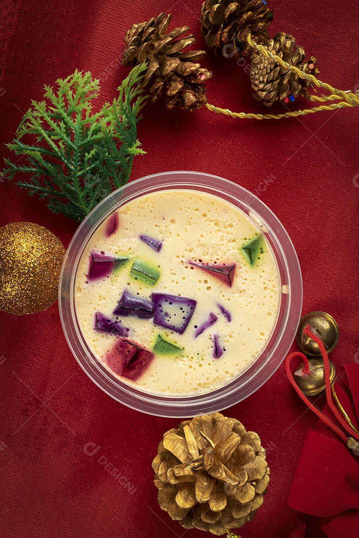 Doces coloridos de Natal brasileiro em cima da mesa na toalha de mesa vermelha. Geleia natalina, doce muito famoso no Brasil.