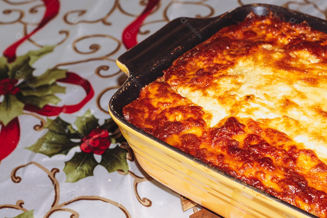 Torta de pastor na mesa, torta brasileira muito famosa.