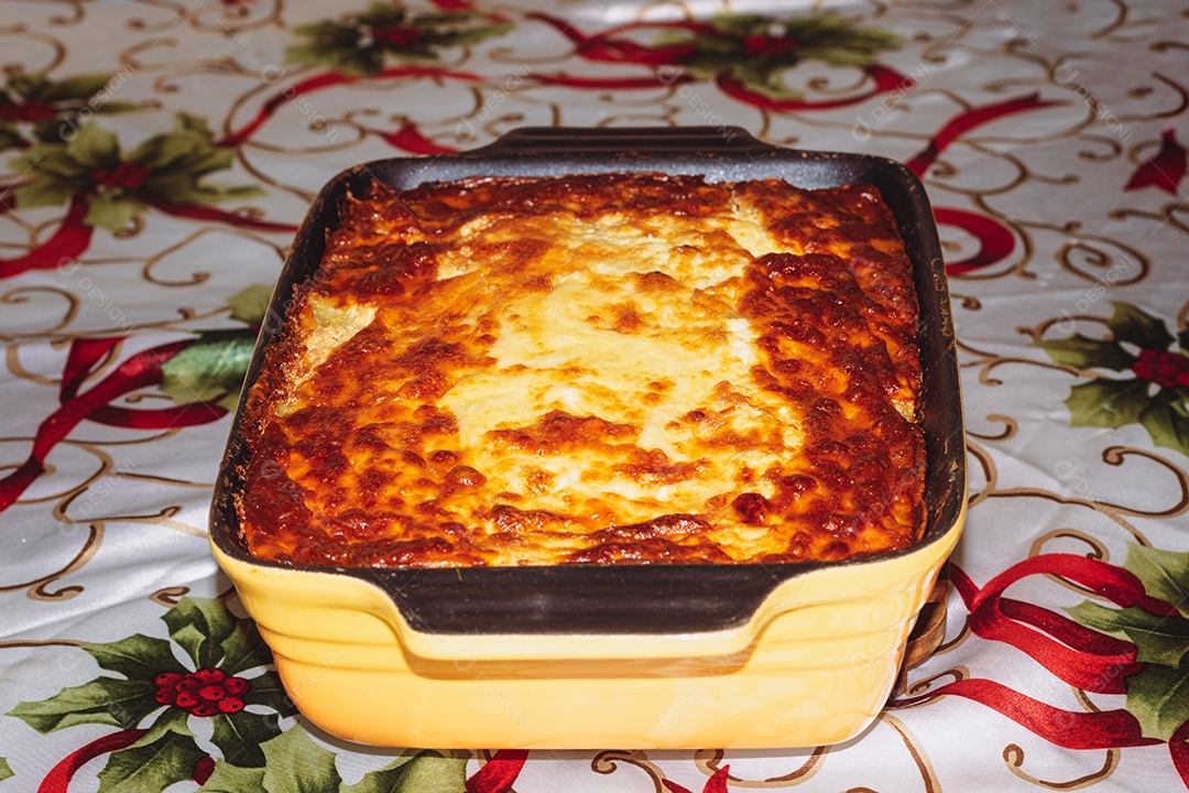 Torta de pastor na mesa, torta brasileira muito famosa.