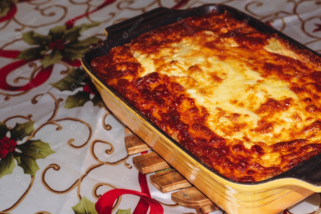 Torta de pastor na mesa, torta brasileira muito famosa.
