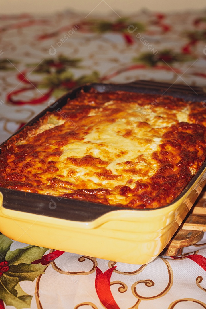 Torta de pastor na mesa, torta brasileira muito famosa.