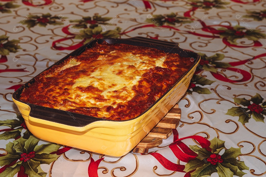Torta de pastor na mesa, torta brasileira muito famosa.