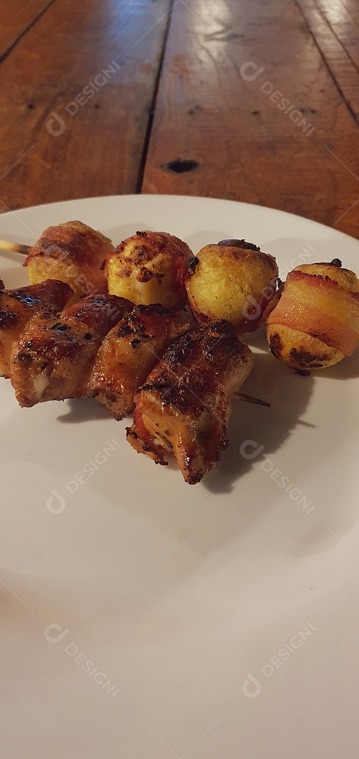 Carne no espeto de carne bovina, frango e suína muito famosa no Brasil chamada de Churrasquinho.