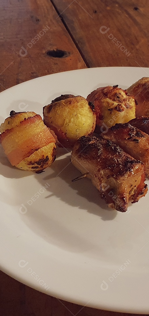 Carne no espeto de carne bovina, frango e suína muito famosa no Brasil chamada de Churrasquinho.