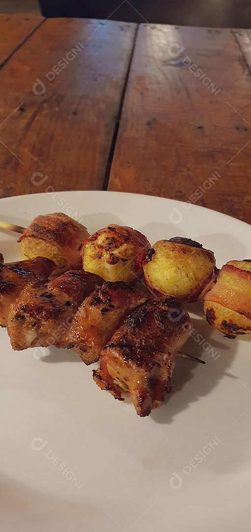 Carne no espeto de carne bovina, frango e suína muito famosa no Brasil chamada de Churrasquinho.