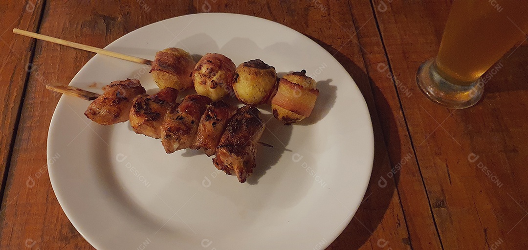 Carne no espeto de carne bovina, frango e suína muito famosa no Brasil chamada de Churrasquinho.