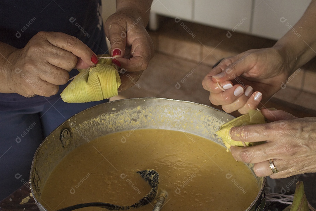 Casa brasileira feita de doce de milho chamado Pamonha. Festa Junina Festa Cultura Brasileira Conceito Imagem.