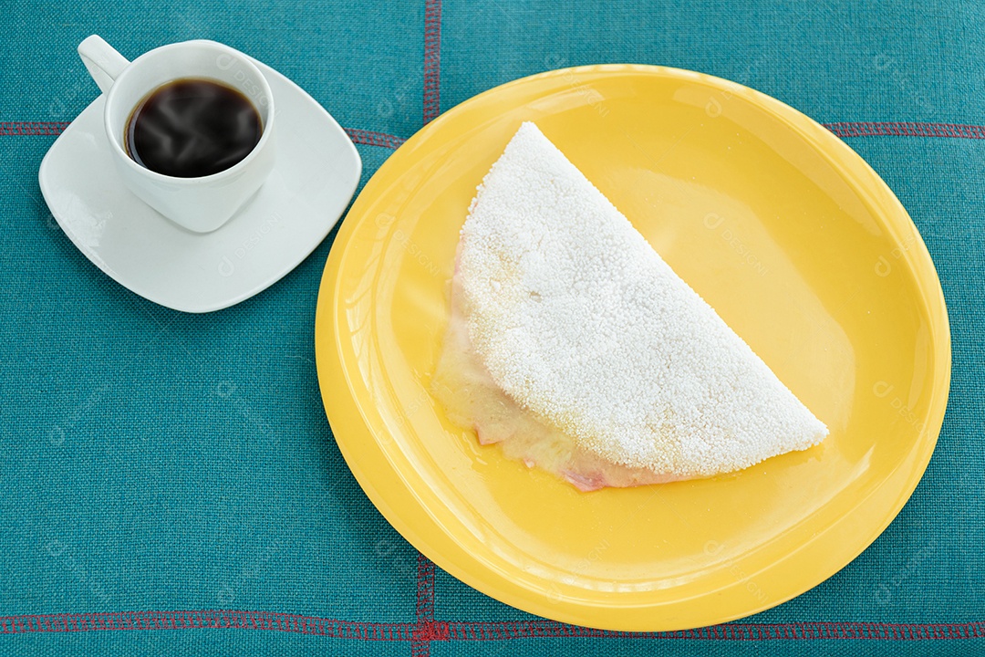 Xícara com defumação de café e tapioca com muçarela e presunto