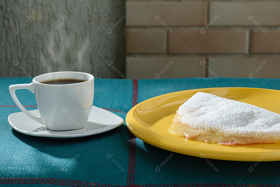 Xícara com defumação de café e tapioca com muçarela e presunto