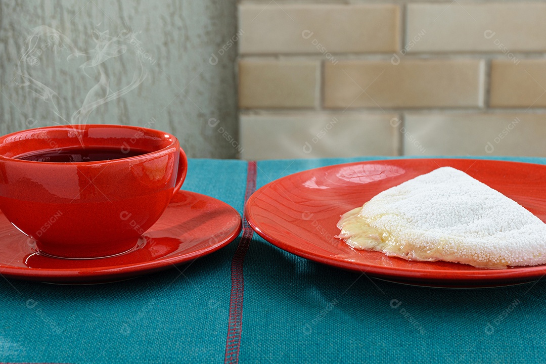 Xícara com defumação de café e tapioca com muçarela e presunto
