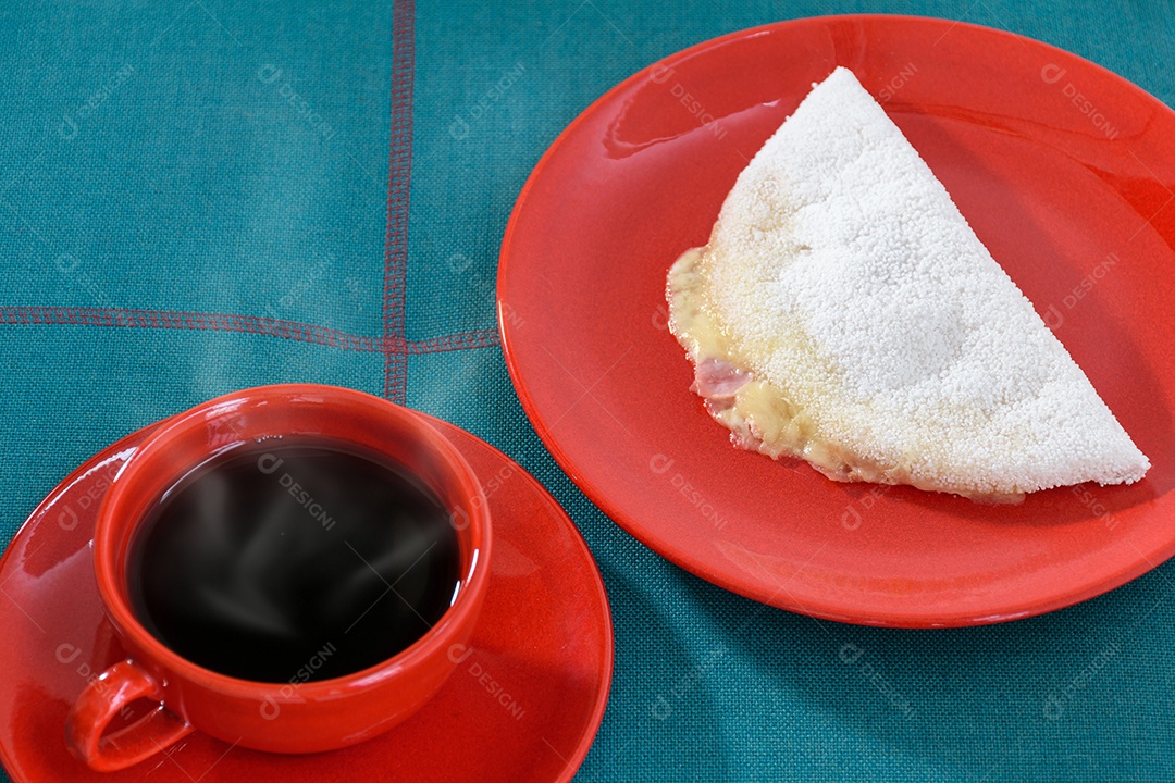 Xícara com defumação de café e tapioca com muçarela e presunto