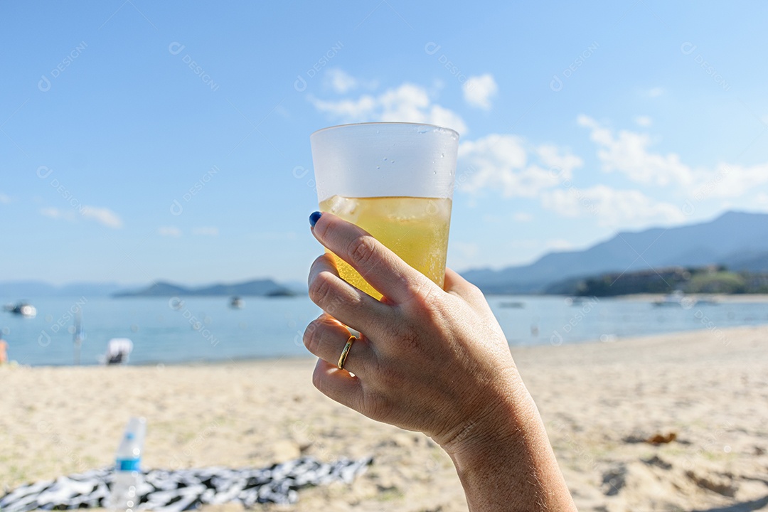 Mulher da praia de Tabatinga relaxando e bebendo vodka com energético
