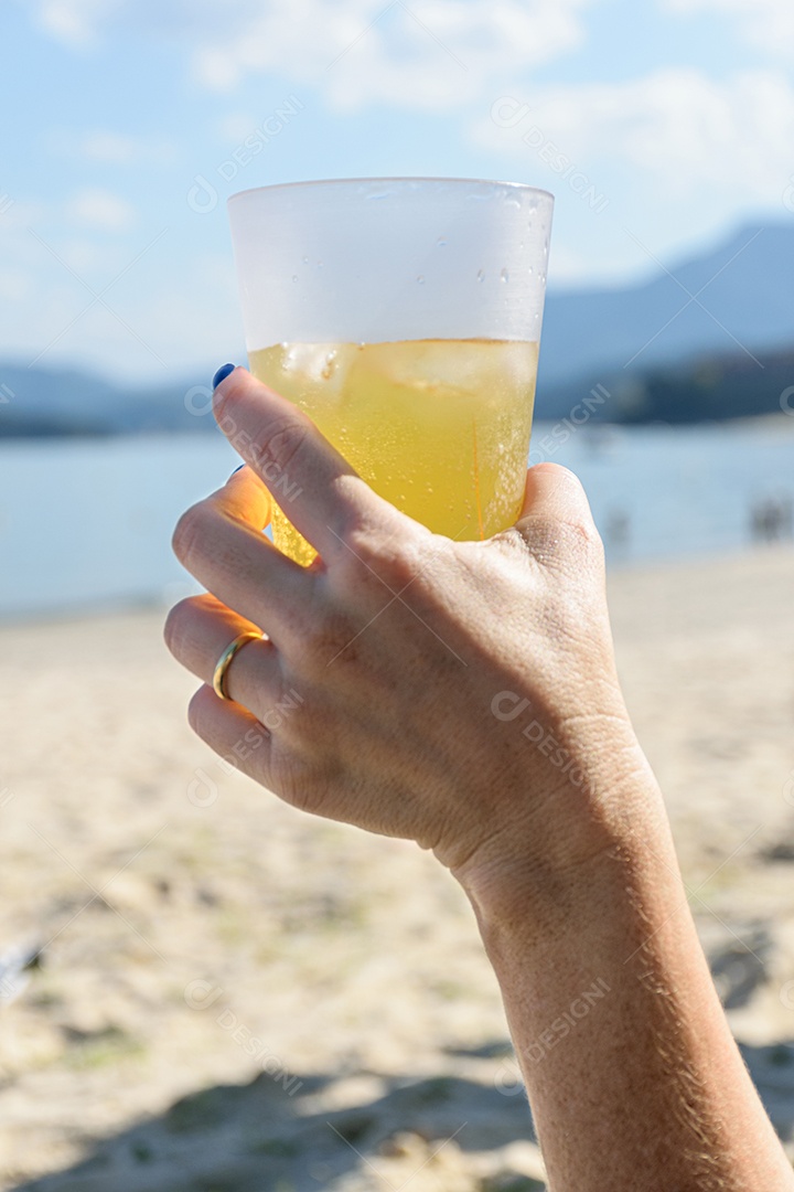 Mulher da praia de Tabatinga relaxando e bebendo vodka com energético