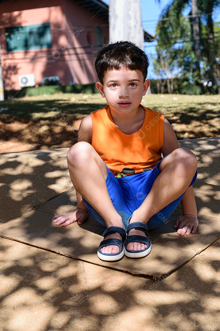 Menino garoto feliz e sorridente