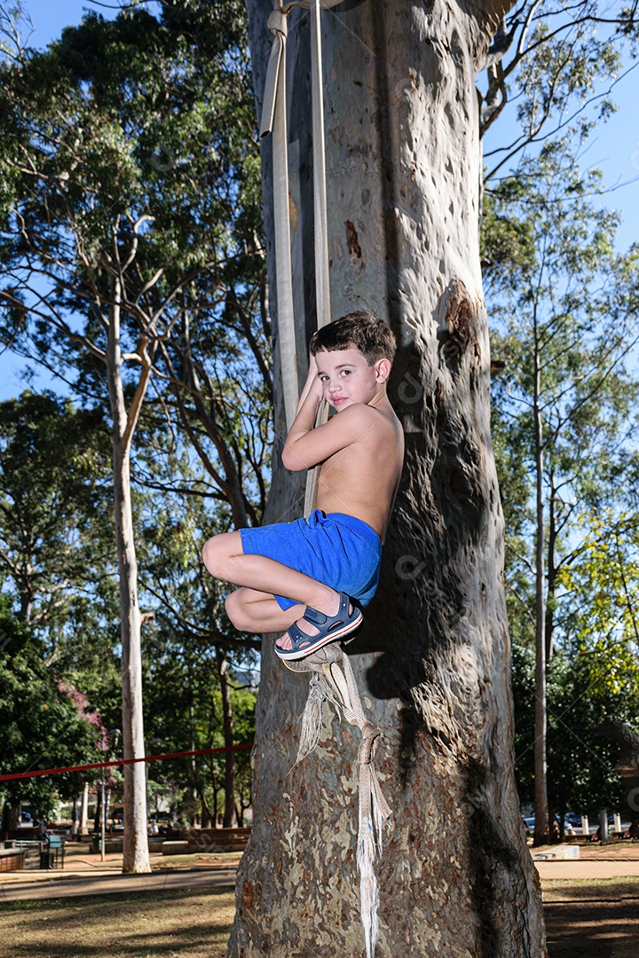 Menino garoto feliz e sorridente