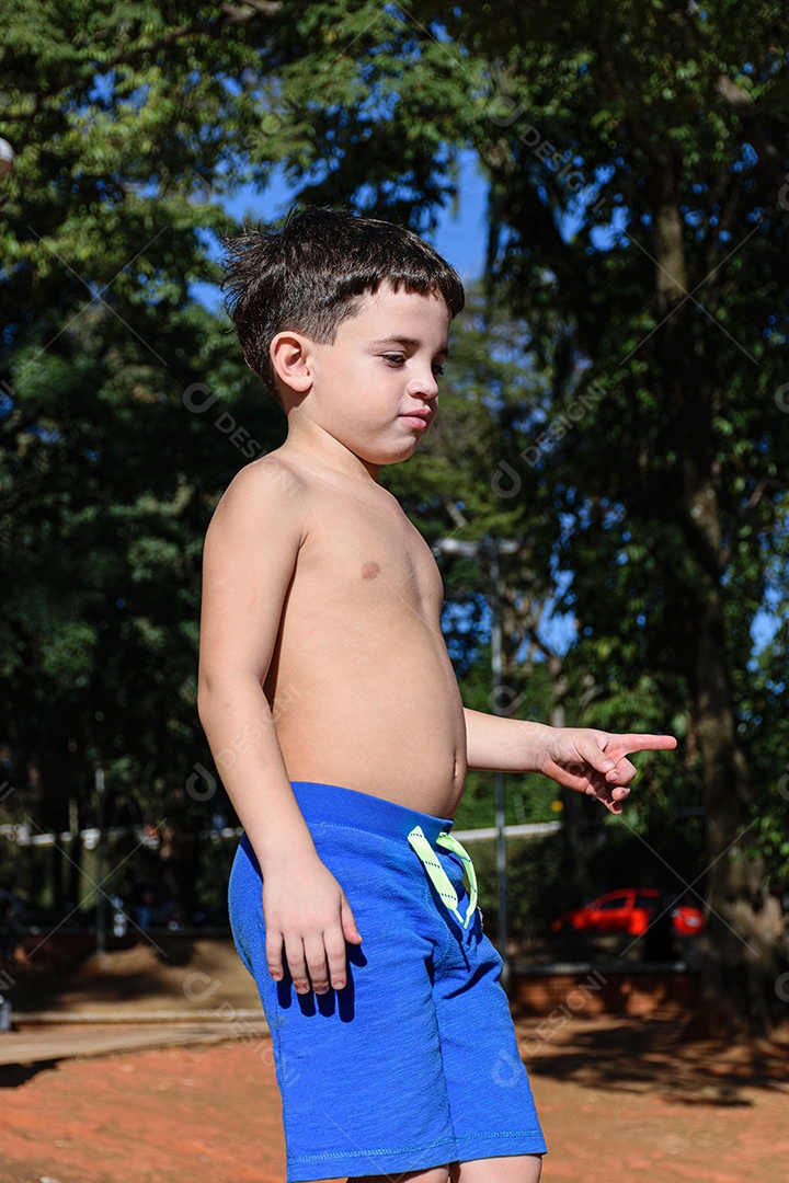 Menino garoto feliz e sorridente