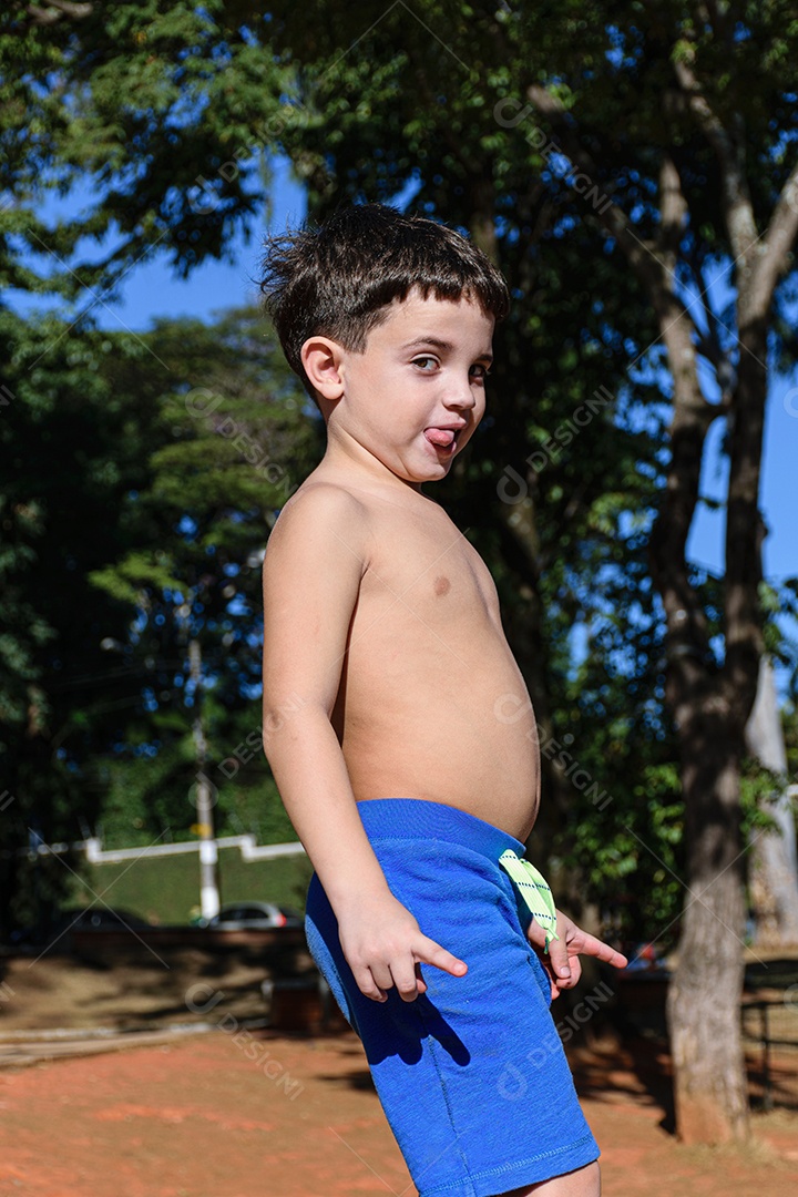 Menino garoto feliz e sorridente